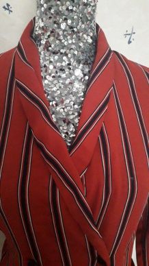 Magnifique blouse-chemisier rouge à bandes noires et blanche