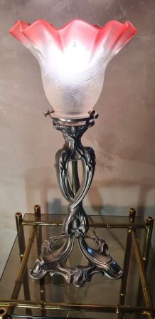 lampe  en etain poinçon art nouveau  avec tulipe tres fine, 