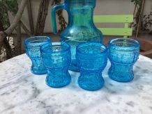 Carafe vintage en verre bleu