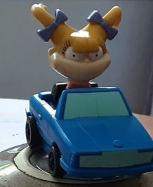 Figurine Angelica dans sa voiture bleue  