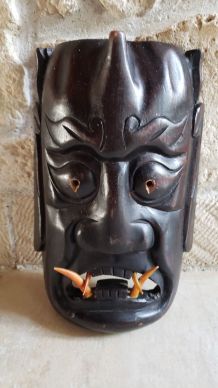 Masque vintage diable japonais en bois sculpté