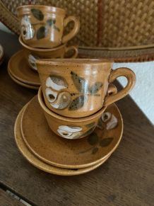 6 tasses et sous-tasses Saint-Amand en grès fleuri.