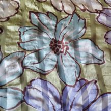 Carré en  soie, Geoffrey Beene,  82X82cm. Années 90