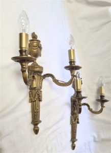 Paire d’appliques murales en bronze de style Louis XVI 