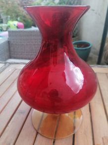 Vase en verre rouge et jaune
