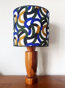 Lampe en bois brutaliste et abat-jour sur mesure 