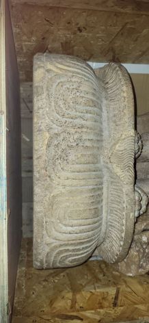 Statue en pierre sculptée