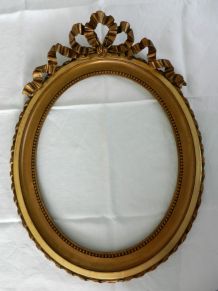 Grand cadre ovale en bois doré, nœud style Louis XVI