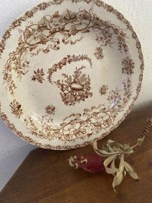 Plat rond terre de fer sépia ,estampillé Choisy .