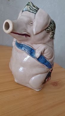 Pichet en faïence  barbotine " Le cochon  au jambon" H=23 cm