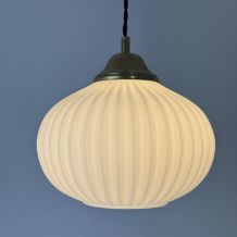 ANCIENNE SUSPENSION EN OPALINE CANNELEE VINTAGE
