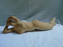 Sculpture Femme allongée terre cuite au bois