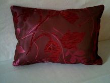 Coussin en tissu velours bordeaux 