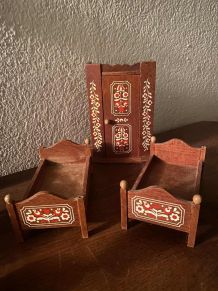 Ancien mobilier maison de poupées.