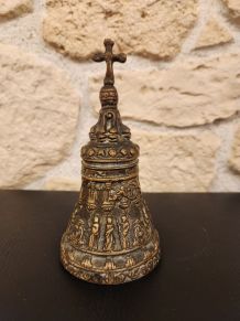 Cloche ancienne en bronze – Objet rare à décor religieux