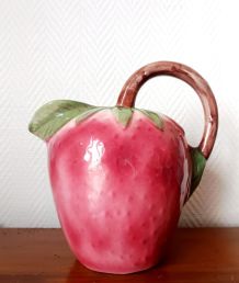Pichet en barbotine fraise vintage 