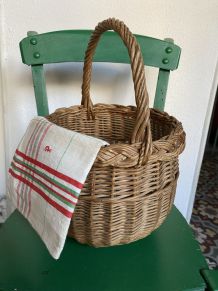 Panier rond en osier au style bohème annees 60.