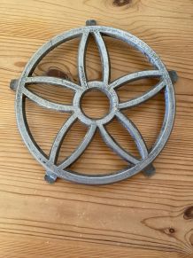 Ancien dessous de plat rosace aluminium.