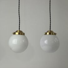 PAIRE D’ANCIENNES SUSPENSIONS EN OPALINE VINTAGE 13 CM