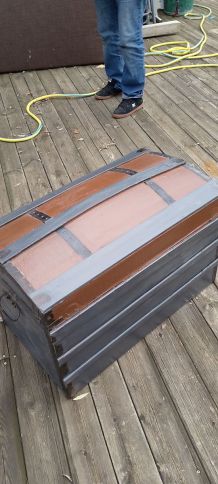 Ancien coffre, bombé, en bois restauré