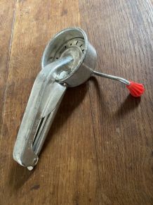 Petite moulinette vintage  Guillouard à Nantes