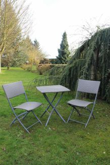 Table et 2 chaises de jardin