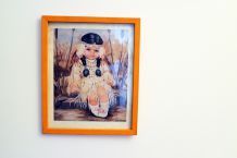 Illustration encadrée d'une petite fille amérindienne