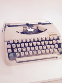 Machine à écrire Olympia avec sa malette vintage