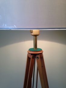 lampadaire sur 1 ancien trépied photo en bois