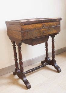 Travailleuse d'époque Louis Philippe