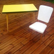Table vintage scandinave pas cher en formica jaune avec pieds compas