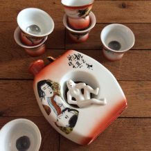 Service à SAKE osé hommes et femmes nus, surprise