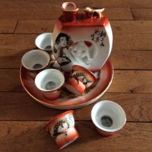 Service à SAKE osé hommes et femmes nus, surprise