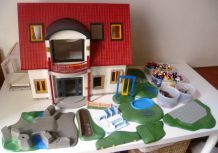 Maison playmobil avec 200 accessoires et figurines