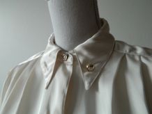 Chemise vintage satinée couleur crème à col original
