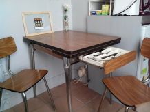 Table formica + 2 chaises