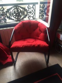 fauteuil design rouge et métal noir