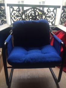 fauteuil design bleu klein et métal noir