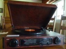 Platine tourne-disque vinyle et radio intégrée