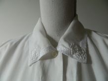 Chemise blanche vintage col à pointes broderies et boutons nacrés