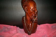 SCULPTURE EN BOIS AFRIQUE GUERRIER FUMANT LA PIPE