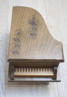 boîte à musique et bijoux en forme de piano 