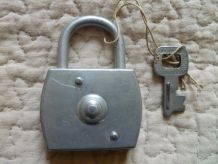 ancien cadenas  vintage + clé