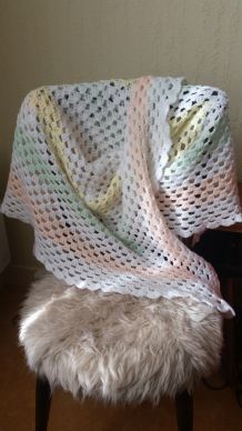 Plaid au crochet vintage en laine pastel