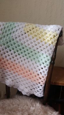 Plaid au crochet vintage en laine pastel