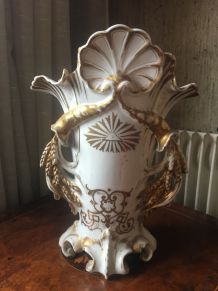 Vase de mariée d'église ancien en porcelaine