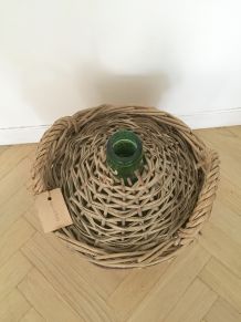 Dame Jeanne verte dans son panier osier