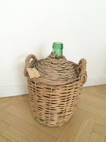 Dame Jeanne verte dans son panier osier