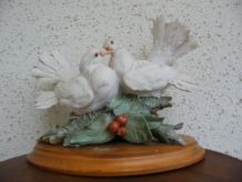 couple de colombes sur socle bois