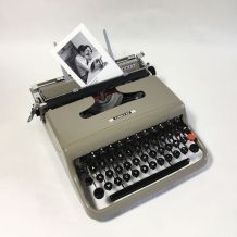 Machine à écrire Olivetti Lettera 22 "Pasolini"